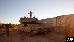 Tentara Israel ditempatkan di dekat pemukiman Israel utara Shtula di sepanjang perbatasan dengan Lebanon, 19 Mei 2021. (Foto: AFP)