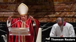 El papa Francisco celebra el Viernes Santo en la Basílica de San Pedro en el Vaticano, el viernes, 2 de abril de 2021.