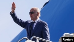 Президент Джо Байден перед отлетом в Северную Ирландию. 11 апреля 2023 г.