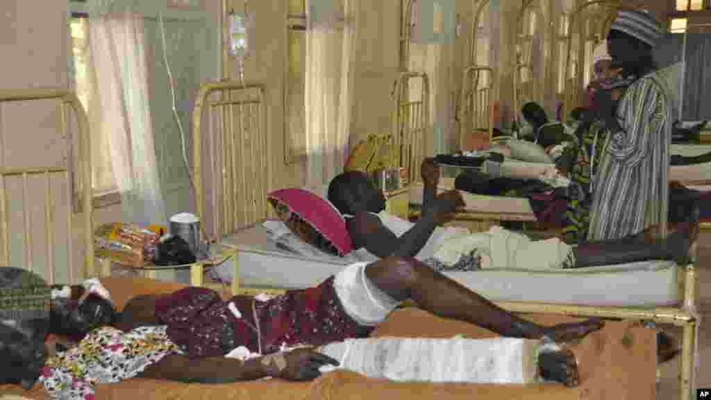 Wani da harin bom ya ritsadashi na karbar magani a asibitin kwararru na Kano, Nuwamba 29, 2014.