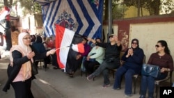Des électeurs se préparent à aller voter au Caire, le 26 mars 2018. 