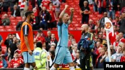 Aleksandar Kolarov de Manchester City célèbre après le match qui a opposé son équipe contre Manchester United, 10 septembre 2016,