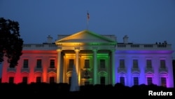 ARCHIVES - La Maison Blanche est illuminée aux couleurs de l'arc-en-ciel après une décision historique de la Cour suprême légalisant le mariage gay aux États-Unis, le 26 juin 2015.