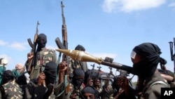 ARCHIVES - Des combattants shebab à la périphérie de Mogadiscio, en Somalie, le 8 décembre 2008.