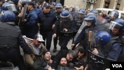 Centenares de policías antimotines disolvieron las protestas en Argel.