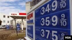 En Estados Unidos, en una estación de servicio en Capitol Hill, el barrio donde se encuentra el capitolio, el precio por el galón, casi 4 litros de gasolina, es de $3,50 dólares.