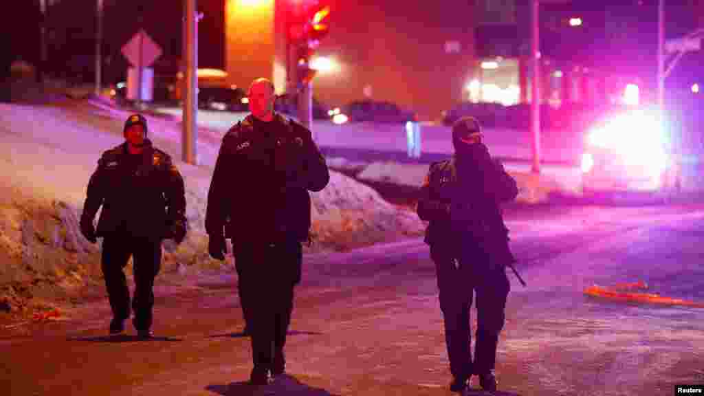 Policiers en patrouille près de la mosquée à Québec, après la fusillade, le 29 janvier 2017. 