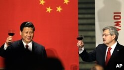 2012年2月15日，布蘭斯塔德以愛奧華州州長歡迎到訪的中國國家主席習近平。