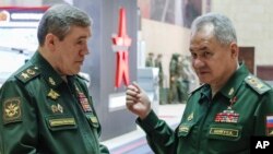 ARCHIVO - El ministro ruso de Defensa, Sergei Shoigu, derecha, habla con el jefe del Estado Mayor del ejército ruso, Valery Gerasimov, izquierda, antes de una reunión con el presidente de Rusia, Vladímir Putin y la cúpula militar en Moscú, el 19 de diciembre de 2023.