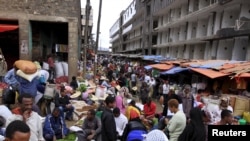 Un marché très fréquenté dans Mercato, Addis-Abeba, Ethiopie, 15 décembre 2015. REUTERS / Tiksa Negeri 