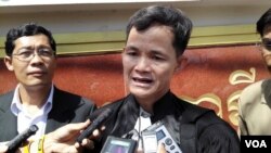 រូប​ឯកសារ៖ លោក​មេធាវី​ ជូង ជូងី​ ថ្លែង​ទៅ​កាន់​ក្រុម​អ្នក​សារព័ត៌មាន​ កាល​ពីឆ្នាំ​២០១៥​។ 