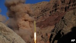 Dalam foto yang diperoleh dari Kantor Berita Fars Iran, rudal permukaan-ke-permukaan diluncurkan oleh Garda Revolusi Iran, dalam sebuah manuver, di sebuah lokasi yang dirahasiakan di Iran, 9 Maret 2016. Iran mengatakan bahwa pihaknya menembakkan rudal serupa ke wilayah timur Suriah. Minggu.