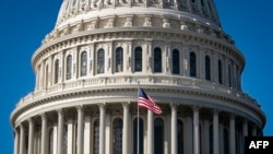 La bandera estadounidense ondea en el Capitolio de Estados Unidos el 6 de noviembre de 2020 en Washington, DC. [Foto: AFP]