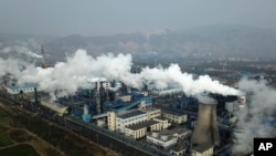 山西省河津市一座生產炭黑的煤炭加工廠冒出的煙霧和蒸汽（2019年11月28日）