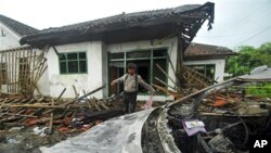 Polisi menginspeksi tempat ibadah kelompok Ahmadiyah di Pandeglang, Banten yang dirusak oleh massa (foto: dok). Laporan Deplu AS menyoroti kebebasan beragama yang memprihatinkan di Indonesia 