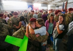 Cientos de soldados estadounidense han servido en Afganistán e Irak desde el final de la Guerra del Golfo. El presidente Trump prometió que traería a esos soldados a casa con sus familias ya que considera que EE.UU. debe salir de esas guerras.