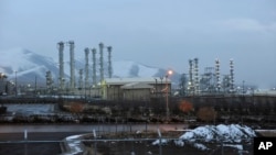 Arhiva - Na ovoj fotografiji od 15. januara 2011, vidi se postrojenje za tešku vodu u blizini Araka, udaljeno 250 kilometara od Teherana, Iran.