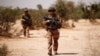 Des soldats français du 2e Régiment du génie étranger mènent une opération de contrôle de zone dans la région du Gourma lors de l'opération Barkhane à Ndaki, Mali, le 27 juillet 2019. 