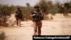 Des soldats français du 2e Régiment du génie étranger mènent une opération de contrôle de zone dans la région du Gourma lors de l'opération Barkhane à Ndaki, Mali, le 27 juillet 2019. 
