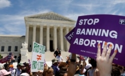 Aktivis hak aborsi berkumpul di luar Mahkamah Agung AS di Washington. (Foto: Reuters)