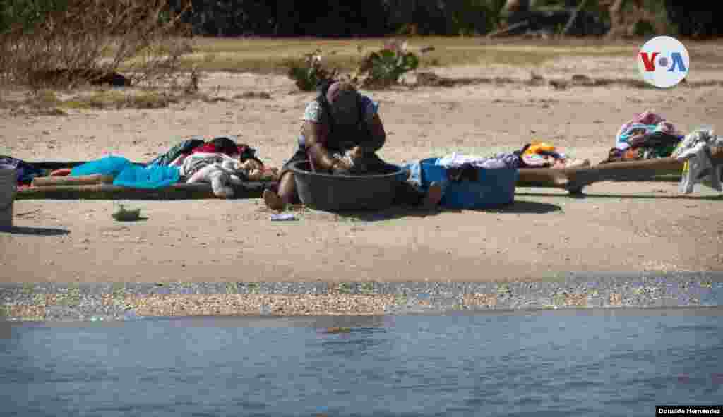 Cientos de familias ubicadas en los alrededores de la Costa Caribe, señalan que continuarán esperando la ayuda del Estado. El área ahora está bajo la amenaza de una nueva tormenta tropical llamada Theta, que podría convertirse en huracán. Foto: Donaldo He