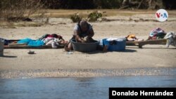 Un mujer, en el Caribe Central, se encuentra lavando lo poco que rescató después de perder todo por el paso de los huracanes. Nicaragua, noviembre 2020. Foto Donaldo Hernández/VOA.