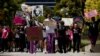 Para fans penyanyi pop Britney Spears berdemo saat sidang perwalian atau konservatori artis itu di Gedung Pengadilan Stanley Mosk, di Los Angeles, California, Selasa, 27 April 2021. (Foto: Mario Anzuoni/Reuters)