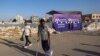 Sejumlah warga melewati tenda medis darurat di Rafah, Jalur Gaza, pada 2 Juni 2024. (Foto: AFP/Eyad Baba)
