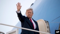 Le président Donald Trump salue avant de prendre l'avion présidentiel Air Force One en direction de l'Asie, à la base Andrews, MD, 3 novembre 2017.