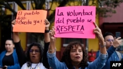 Personas participan en una manifestación frente a la sede del Tribunal Electoral en la Ciudad de Guatemala el 12 de julio de 2023.