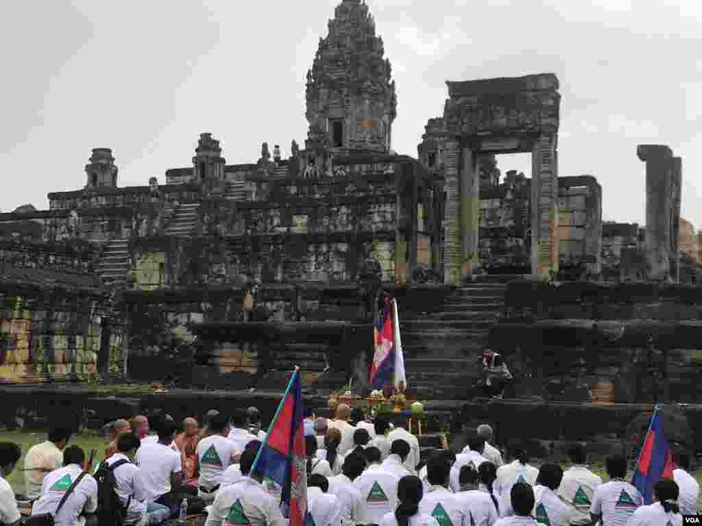 គណបក្សប្រជាធិបតេយ្យ មូលដ្ឋានបានជួបជុំគ្នាធ្វើពិធីបួងសួងបែបជំនឿសាសនានៅរសៀលថ្ងៃបិទបញ្ចប់ការឃោសនារកសំឡងឆ្នោត នៅក្នុងប្រាសាទបាគង ស្ថិតនៅក្នុងស្រុកបាគង ខេត្តសៀមរាប នៅថ្ងៃទី ២៧ ខែកក្កដា ឆ្នាំ២០១៨។ (ធីតា វីន/VOA)