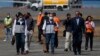 El gobierno de Guatemala suspendió el regreso de centroamericanos bajo un acuerdo de cooperación y los vuelos de guatemaltecos deportados desde Estados Unidos debido a la pandemia del coronavirus.