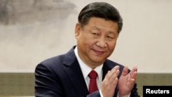 中国国家主席习近平和新政治局常委在人民大会堂与记者见面并发表讲话。（2017年10月25日）