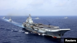 中國航母遼寧號參加中國海軍在西太平洋的軍事演習。(2018年4月18日) 