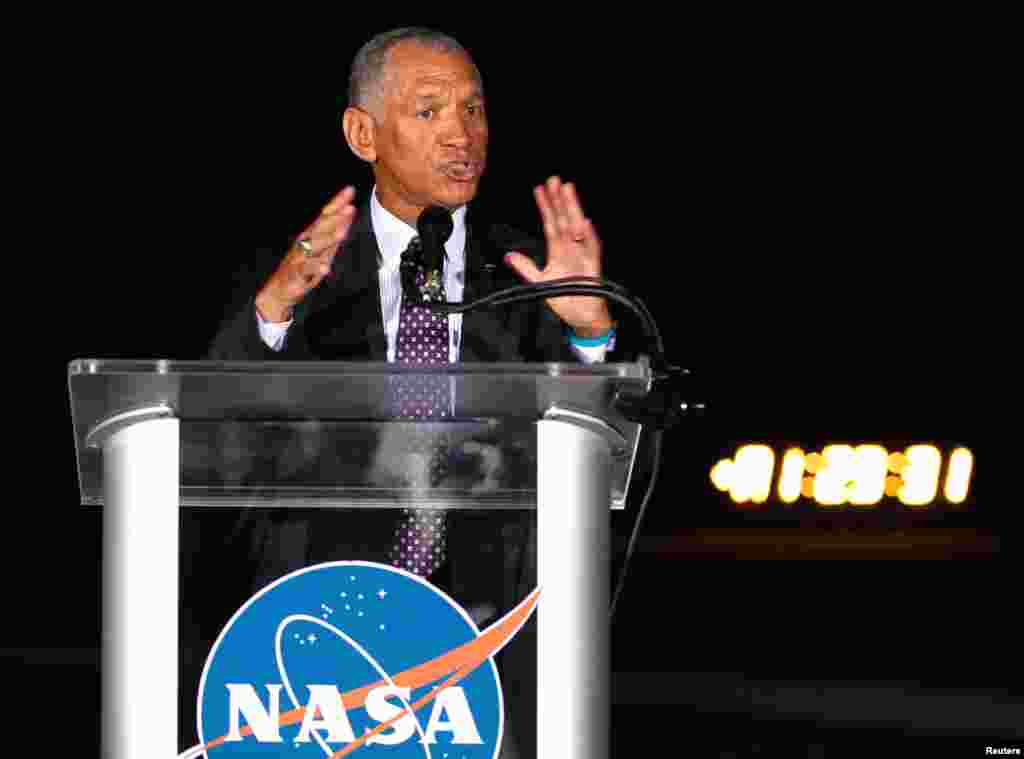 Pejabat NASA Bolden mengucapkan selamat kepada SpaceX setelah roket uji coba Falcon 9 diluncurkan dengan sukses.