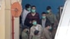 前香港立法會議員林卓廷（穿紅衣者）在2021年3月2日從監獄前往法庭。（美聯社資料照片）