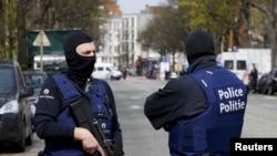 Polisi Belgia menjaga akses satu-satunya polisi dalam operasi di Etterbeek, near Brussels, Belgium (9/4). (Reuters/Yves Herman)