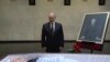 Potongan gambar yang diambil dari video ini menujukkan Presiden Rusia Vladimir Putin memberikan penghormatan terakhir pada jenazah Mikhail Gorbachev, mantan presiden Uni Soviet, di Rumah Sakit Pusat di Moskow, Rusia, pada 1 September 2022. (Foto: Russian pool via AP) 