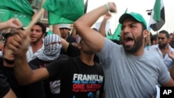 Manifestantes se lanzaron a las calles de Beirut para condenar el atentado en el que murió el jefe de la inteligencia libanesa.