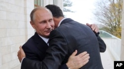 На этой фотографии, сделанной 20 ноября 2017 года, президент России Владимир Путин принимает Башара Асада в резиденции «Бочаров ручей» на черноморском курорте в Сочи.