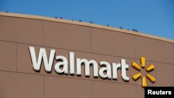 ARCHIVO: El logotipo de Walmart en una de sus tiendas en Chicago, Illinois, EE. UU., 20 de noviembre de 2018. REUTERS / Kamil Krzaczynski.