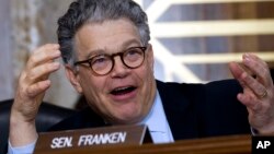El senador demócrata por Minnesota Al Franken se disculpó por tocar inapropiadamente a una presentadora de TV.
