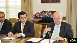 El canciller salvadoreño Hugo Martínez Bonilla junto al secretario general de la OEA, José Miguel Insulza.