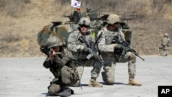 Soldados estadounidenses y de Corea del Sur participan durante ejercicios militares en marzo de 2015.