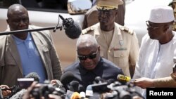 Ibrahim Boubacar Keïta s'adresse aux journalistes devant l'hôtel Radisson de Bamako, le 21 novembre 2015. (REUTERS/Joe Penney)