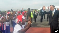 Umunyamabanga mukuru wa ONUl Ban Ki-moon ageze ku kibuga cy'indege i Monronvia muri Liberiya