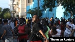 Cubanos gritan consignas contra el gobierno de Cuba durante una protesta en La Habana, el domingo 11 de julio de 2021..
