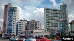 Como parte de las sanciones de este año de Estados Unidos para asfixiar a Cuba, ese gobierno retiró diplomáticos de La Habana, suspendió el arribo de cruceros, limitó el viaje de sus nacionales, entre otros.