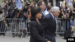 Mantan Kepala IMF, Dominique Strauss-Kahn keluar dari pengadilan di Manhattan, New York didampingi isterinya, Anne Sinclair (6/6). Kahn mengaku tidak bersalah atas tuduhan kejahatan seksual.