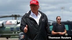 El presidente Donald Trump recorre el sábado 29 de agosto de 2020 zonas devastadas por huracán Laura en Luisiana y Texas.